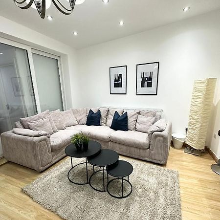 London Charm - Stylish Room In Spacious Home Екстер'єр фото