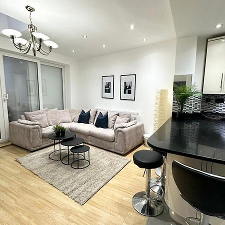 London Charm - Stylish Room In Spacious Home Екстер'єр фото