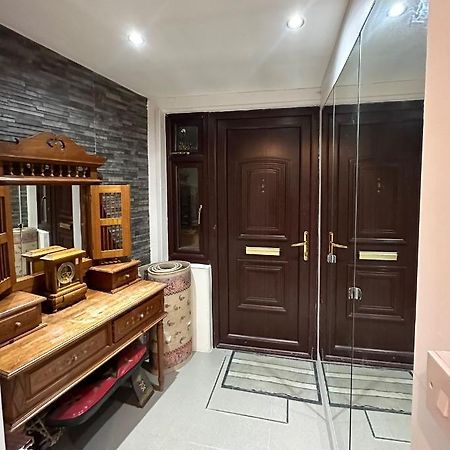 London Charm - Stylish Room In Spacious Home Екстер'єр фото