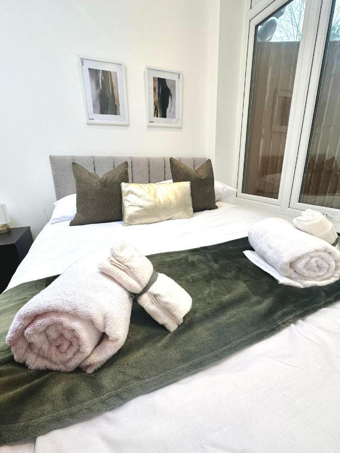 London Charm - Stylish Room In Spacious Home Екстер'єр фото