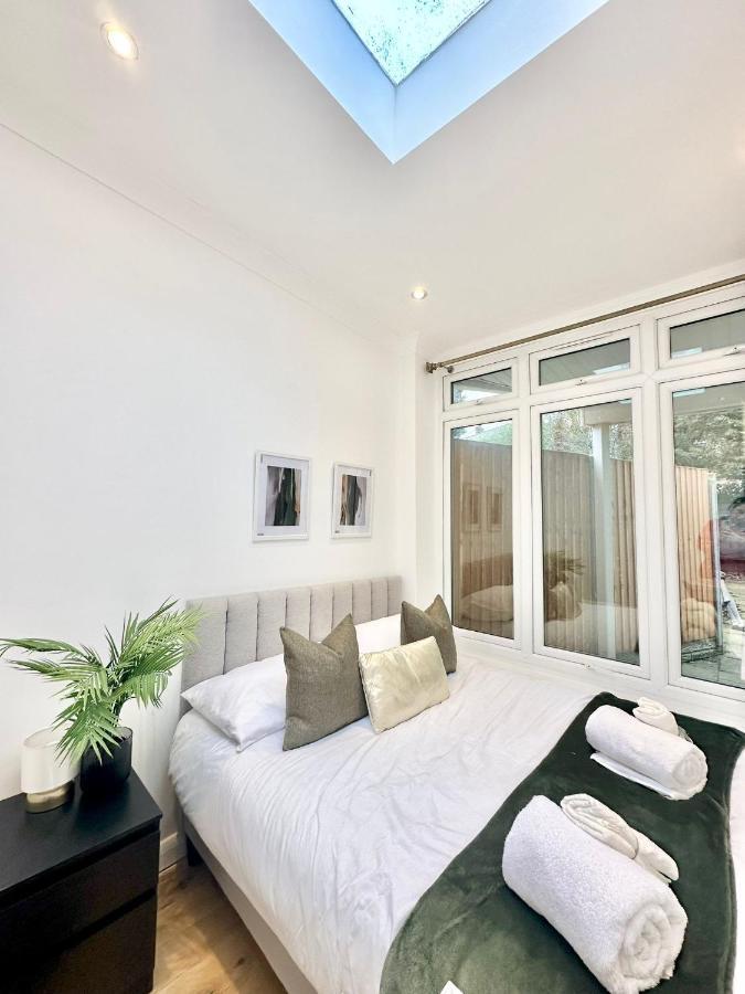 London Charm - Stylish Room In Spacious Home Екстер'єр фото