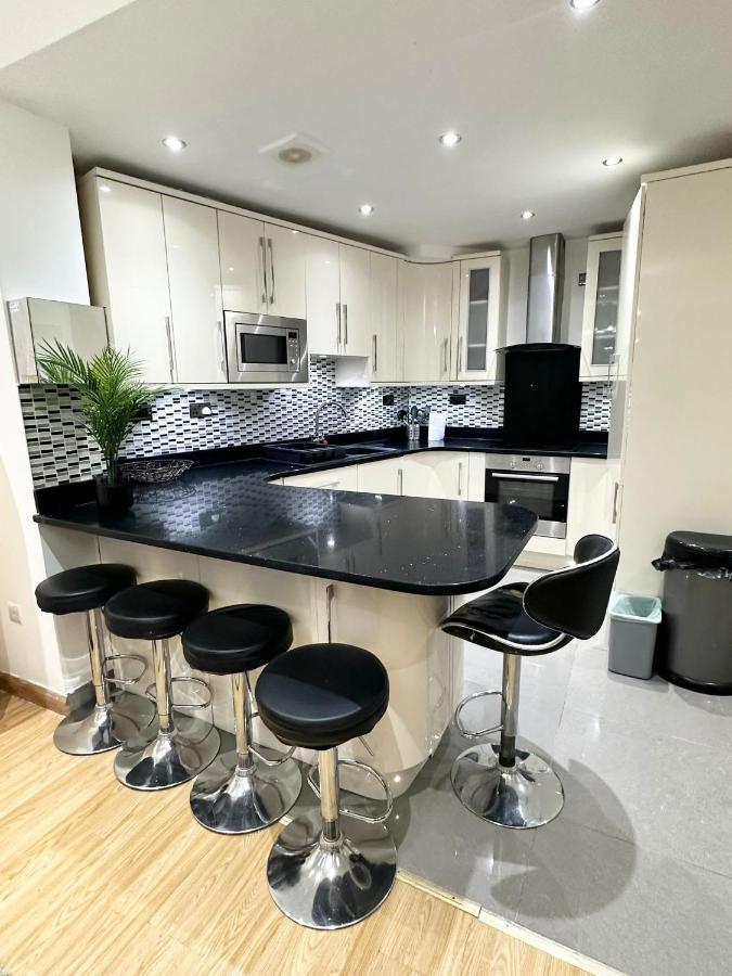 London Charm - Stylish Room In Spacious Home Екстер'єр фото