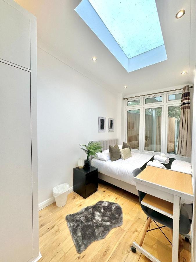 London Charm - Stylish Room In Spacious Home Екстер'єр фото