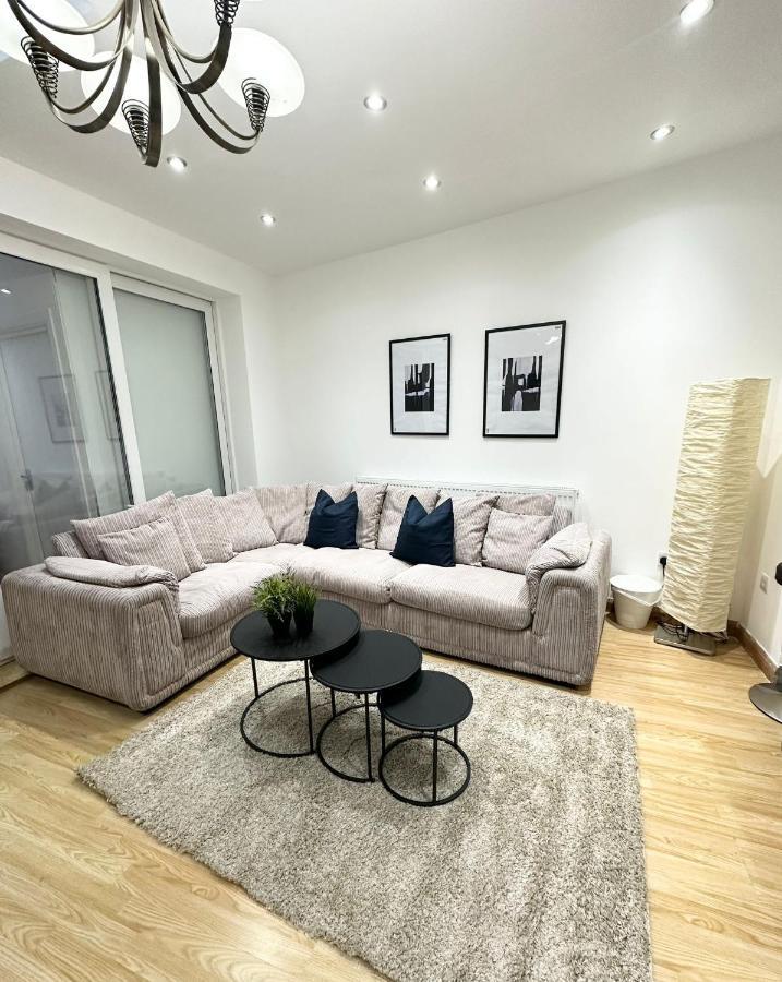 London Charm - Stylish Room In Spacious Home Екстер'єр фото
