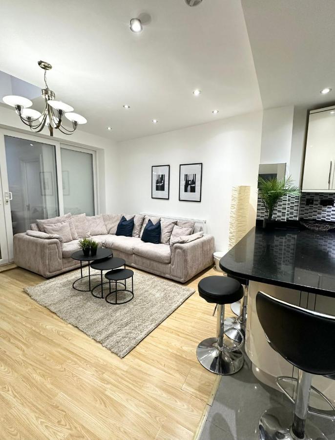 London Charm - Stylish Room In Spacious Home Екстер'єр фото