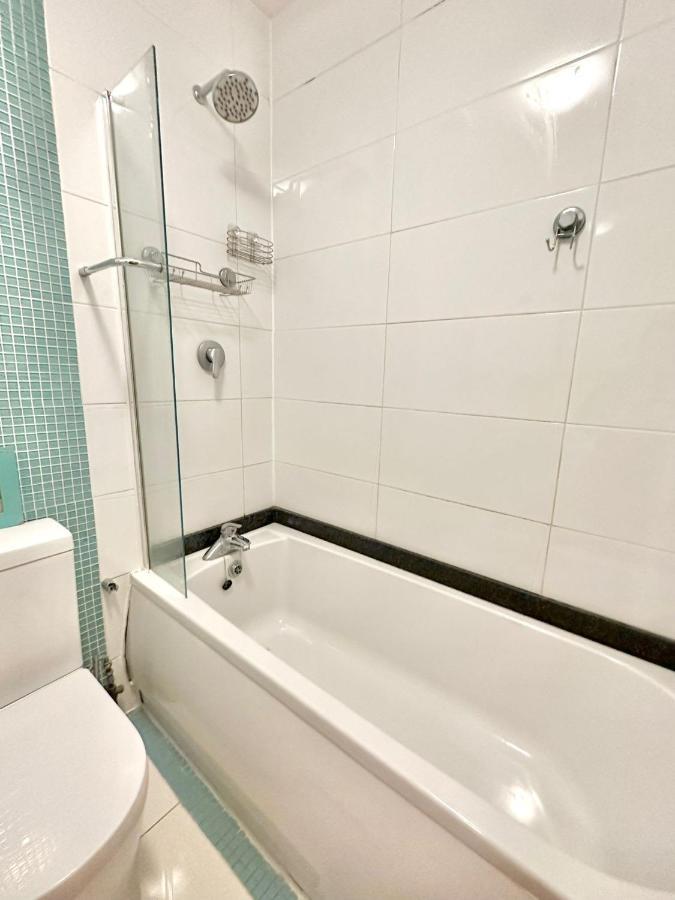 London Charm - Stylish Room In Spacious Home Екстер'єр фото