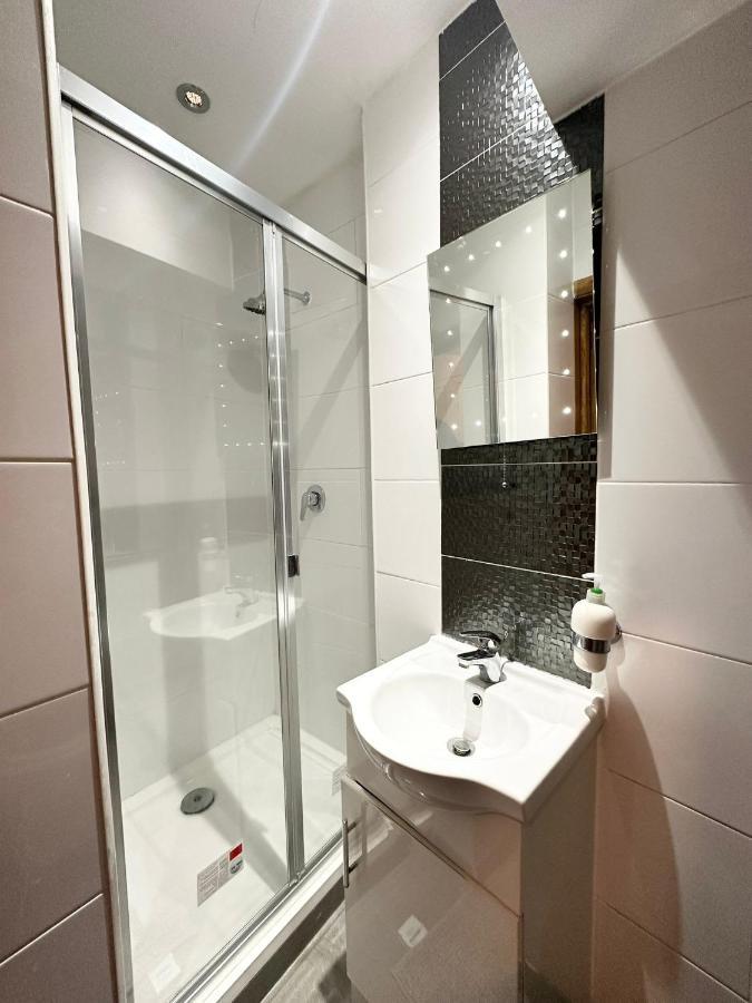 London Charm - Stylish Room In Spacious Home Екстер'єр фото