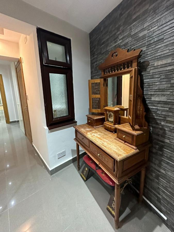 London Charm - Stylish Room In Spacious Home Екстер'єр фото