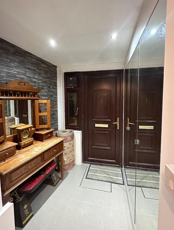 London Charm - Stylish Room In Spacious Home Екстер'єр фото