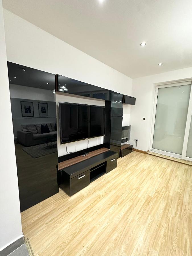 London Charm - Stylish Room In Spacious Home Екстер'єр фото